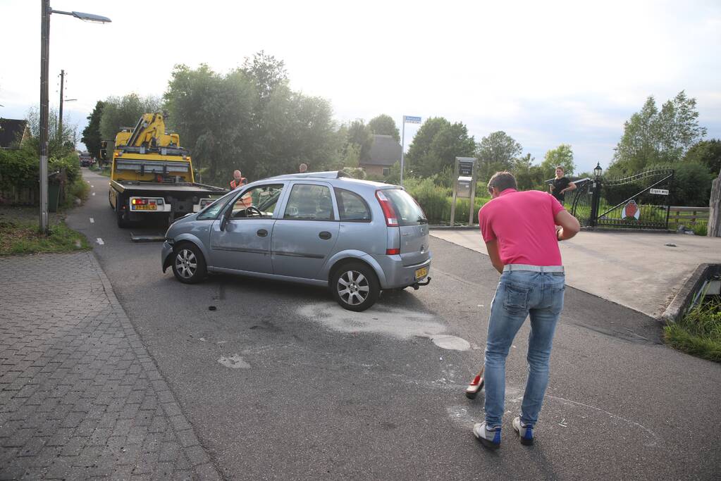 Personenauto belandt op zijn kant na ongeval