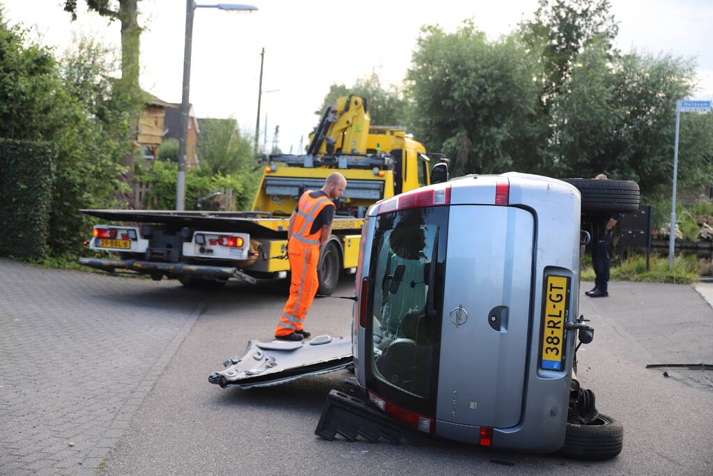 Personenauto belandt op zijn kant na ongeval