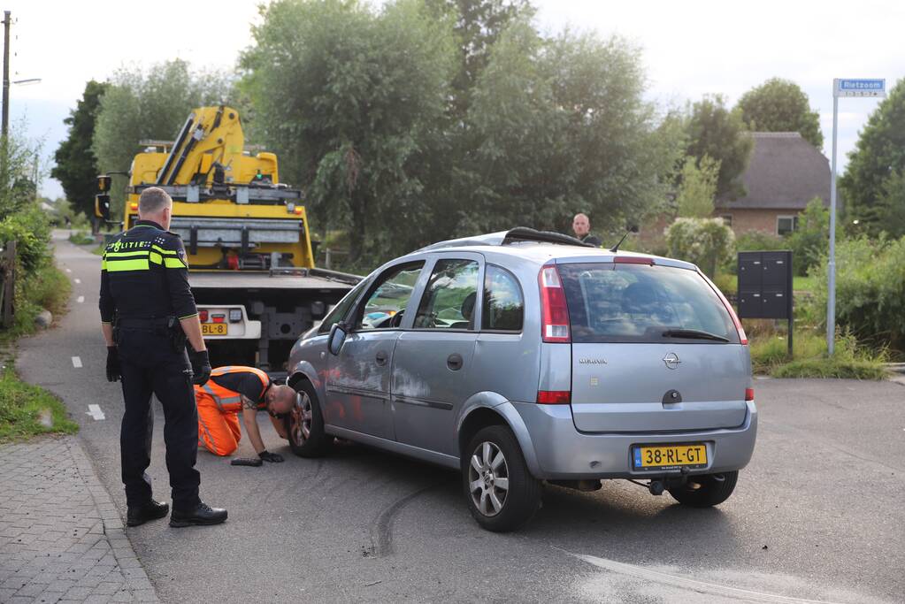 Personenauto belandt op zijn kant na ongeval