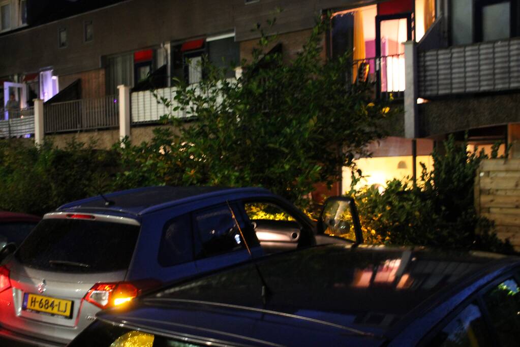 Auto botst op twee geparkeerde auto's en belandt in achtertuin