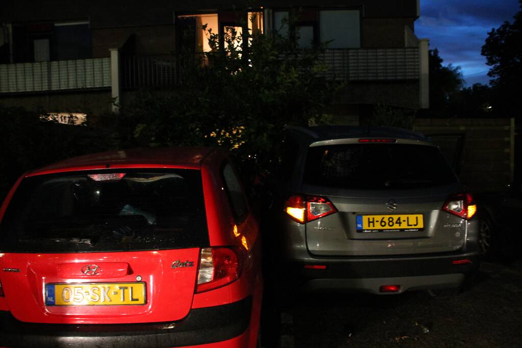 Auto botst op twee geparkeerde auto's en belandt in achtertuin