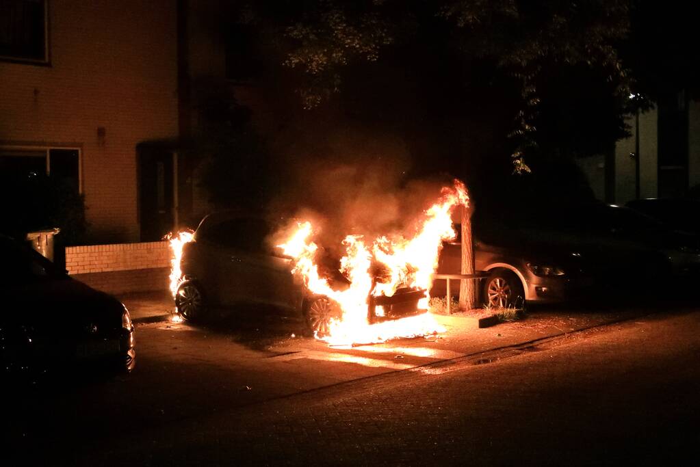 Auto verwoest door brand, daders slaan op de vlucht