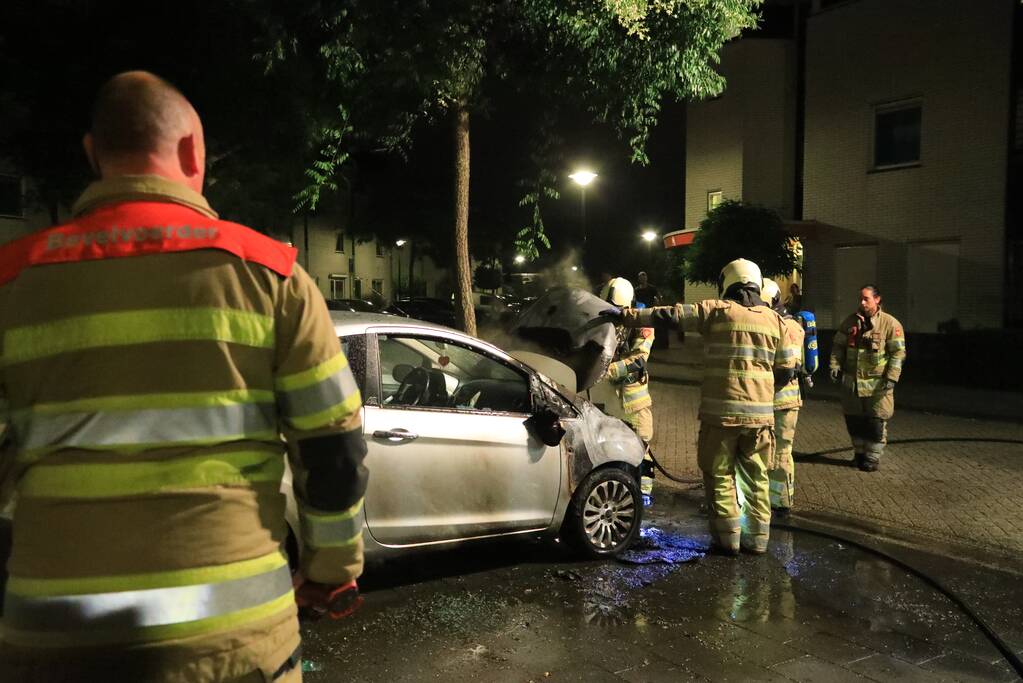 Auto verwoest door brand, daders slaan op de vlucht