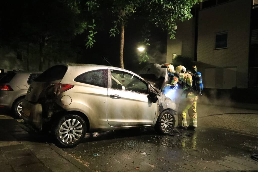Auto verwoest door brand, daders slaan op de vlucht