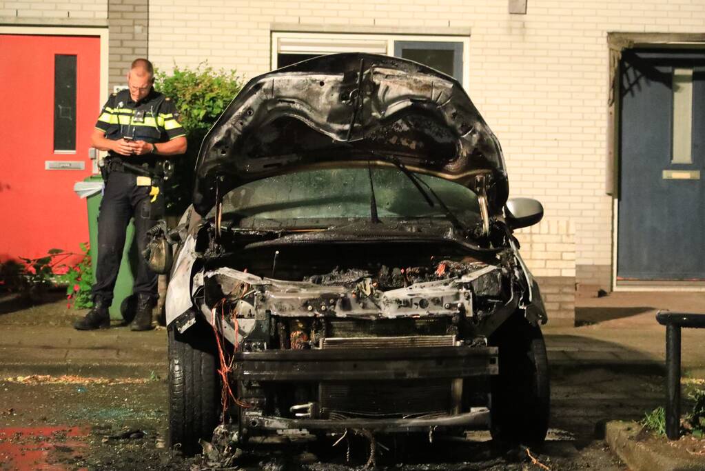Auto verwoest door brand, daders slaan op de vlucht
