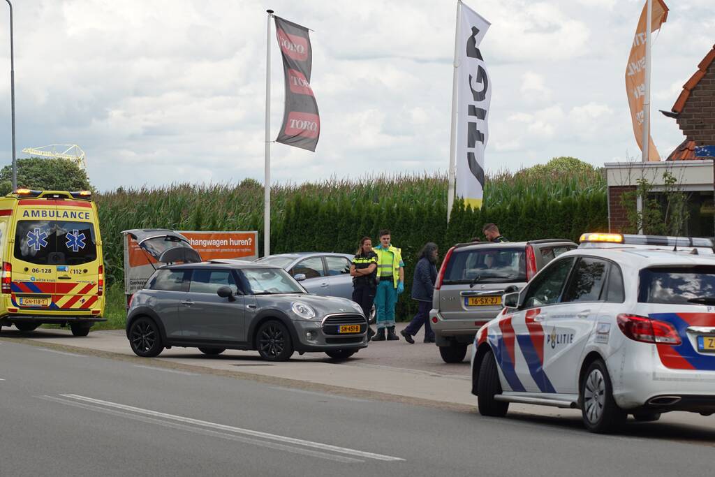 Auto en fietser met elkaar in botsing
