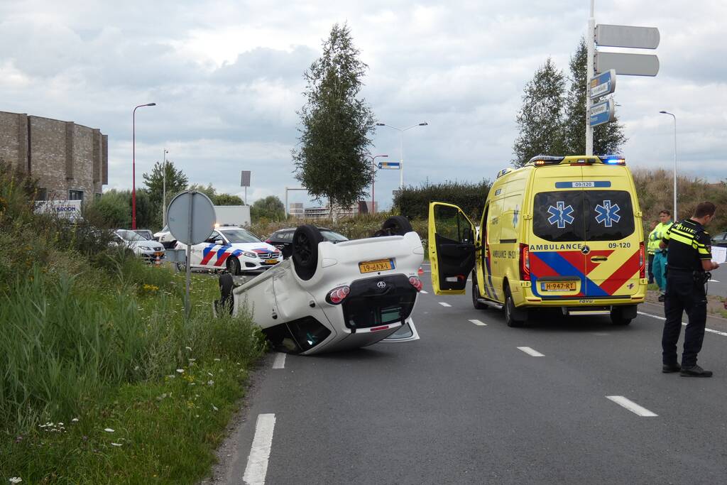Auto vliegt over de kop en komt op zijn dak terecht