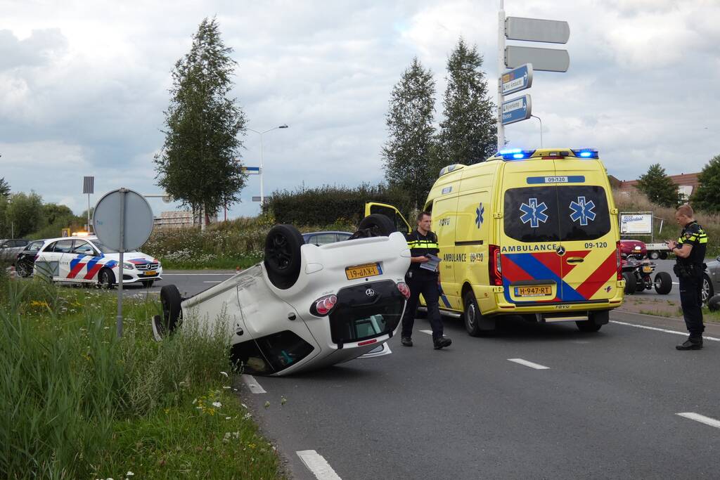 Auto vliegt over de kop en komt op zijn dak terecht