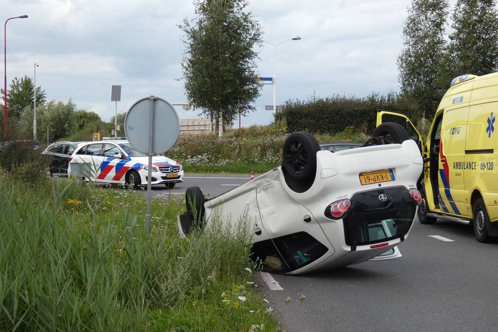 Auto vliegt over de kop en komt op zijn dak terecht