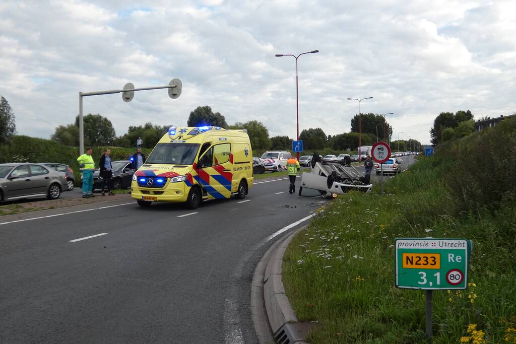 Auto vliegt over de kop en komt op zijn dak terecht