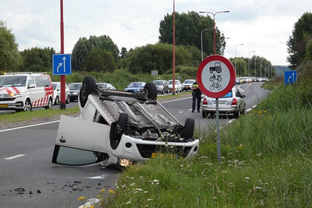 Auto vliegt over de kop en komt op zijn dak terecht