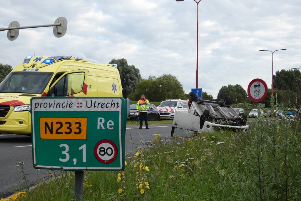 Auto vliegt over de kop en komt op zijn dak terecht