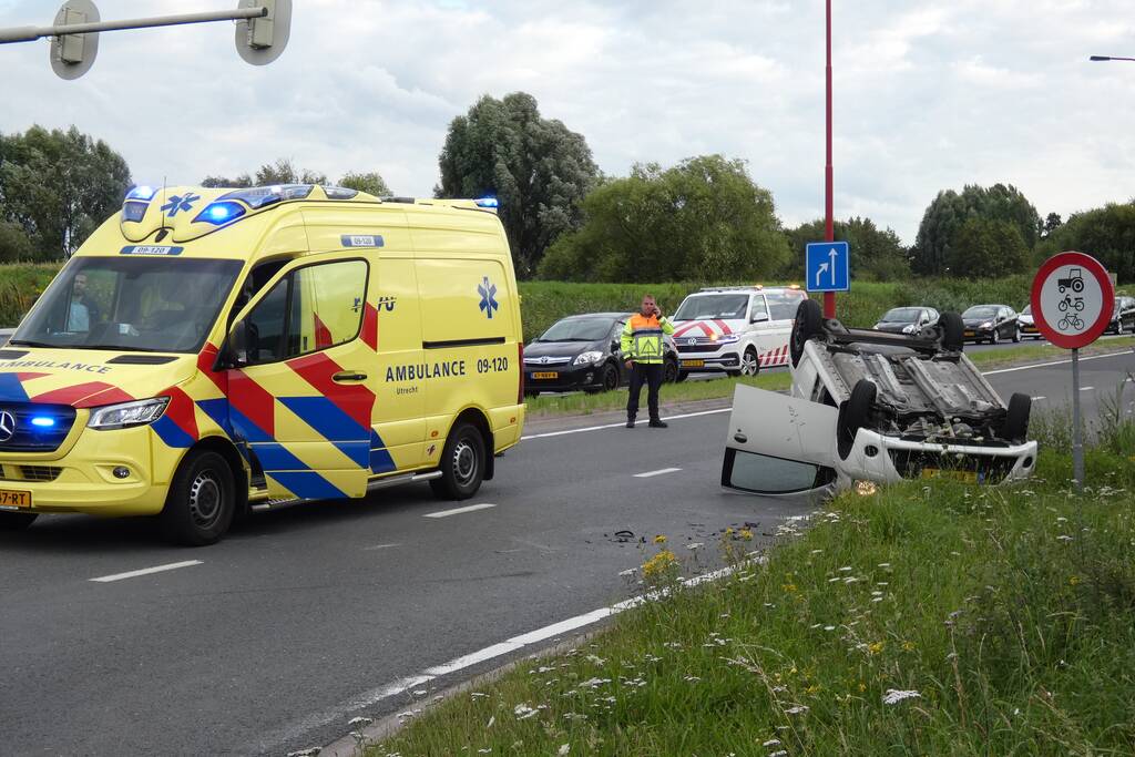 Auto vliegt over de kop en komt op zijn dak terecht