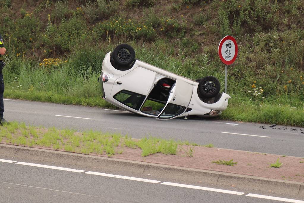 Auto vliegt over de kop en komt op zijn dak terecht