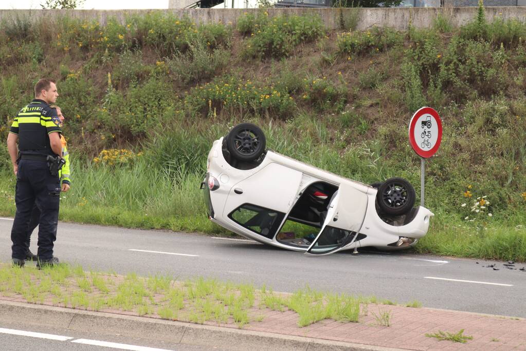 Auto vliegt over de kop en komt op zijn dak terecht