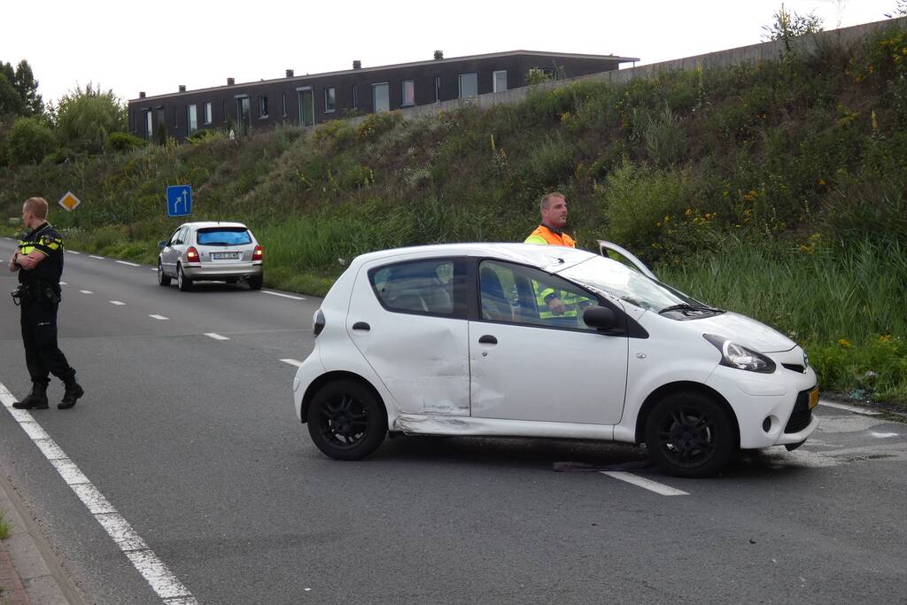 Auto vliegt over de kop en komt op zijn dak terecht
