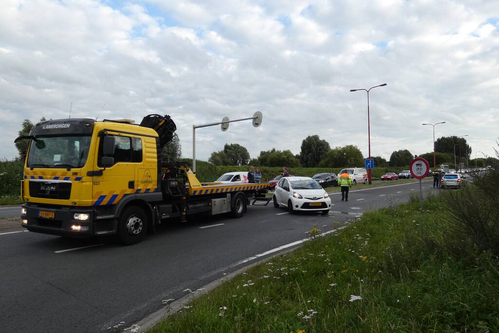 Auto vliegt over de kop en komt op zijn dak terecht
