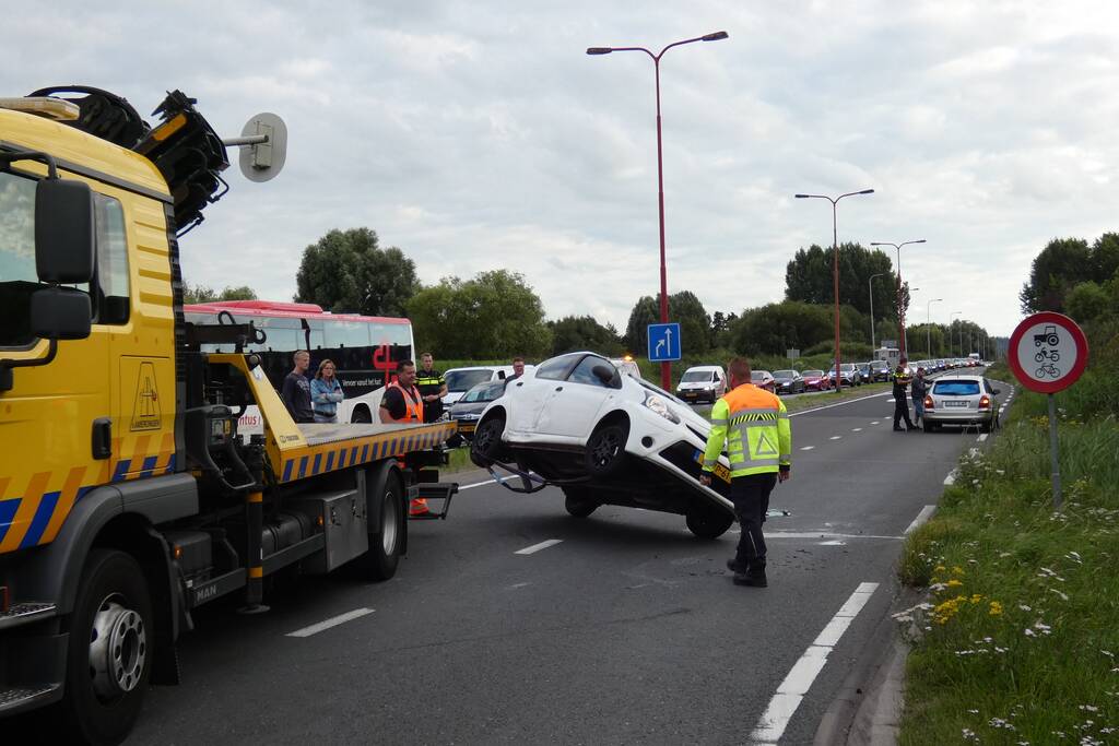 Auto vliegt over de kop en komt op zijn dak terecht