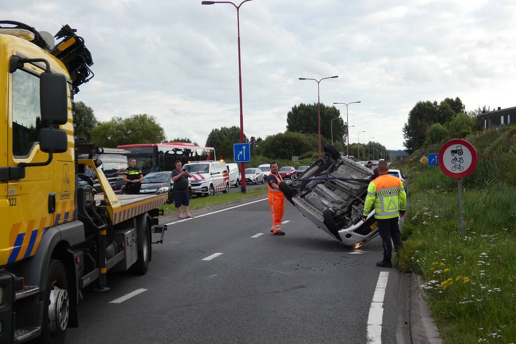 Auto vliegt over de kop en komt op zijn dak terecht