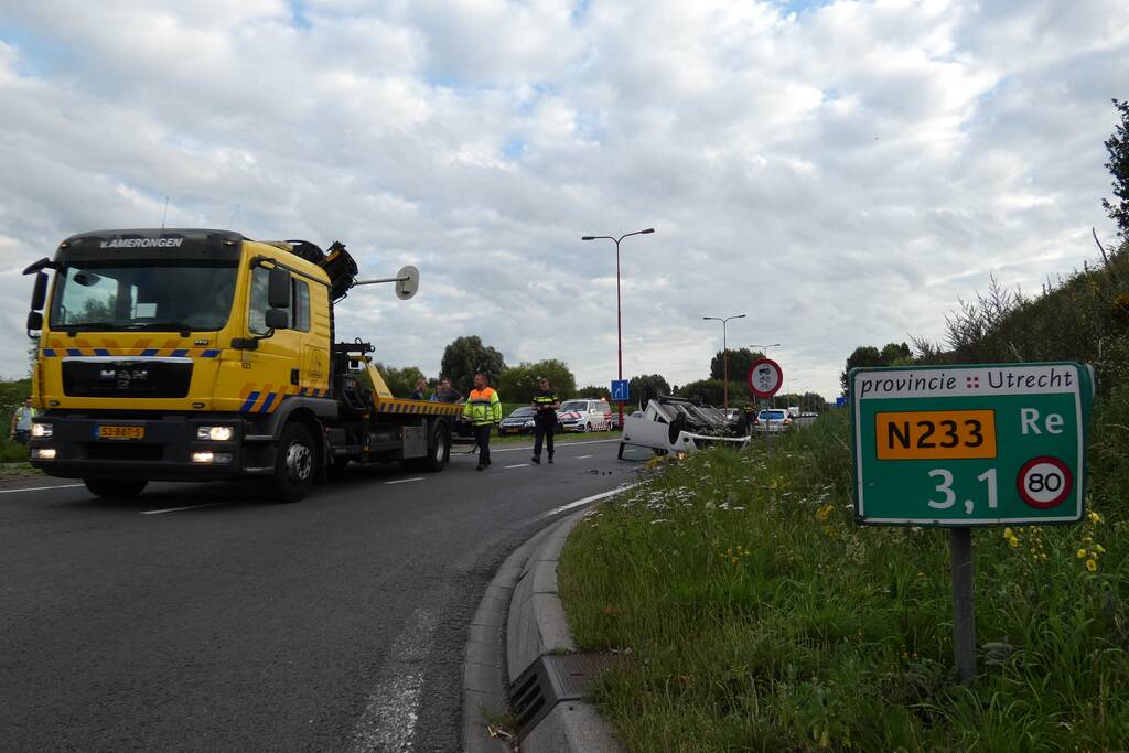 Auto vliegt over de kop en komt op zijn dak terecht
