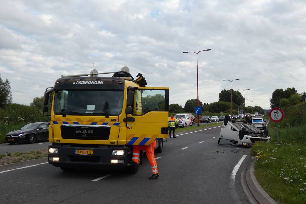Auto vliegt over de kop en komt op zijn dak terecht