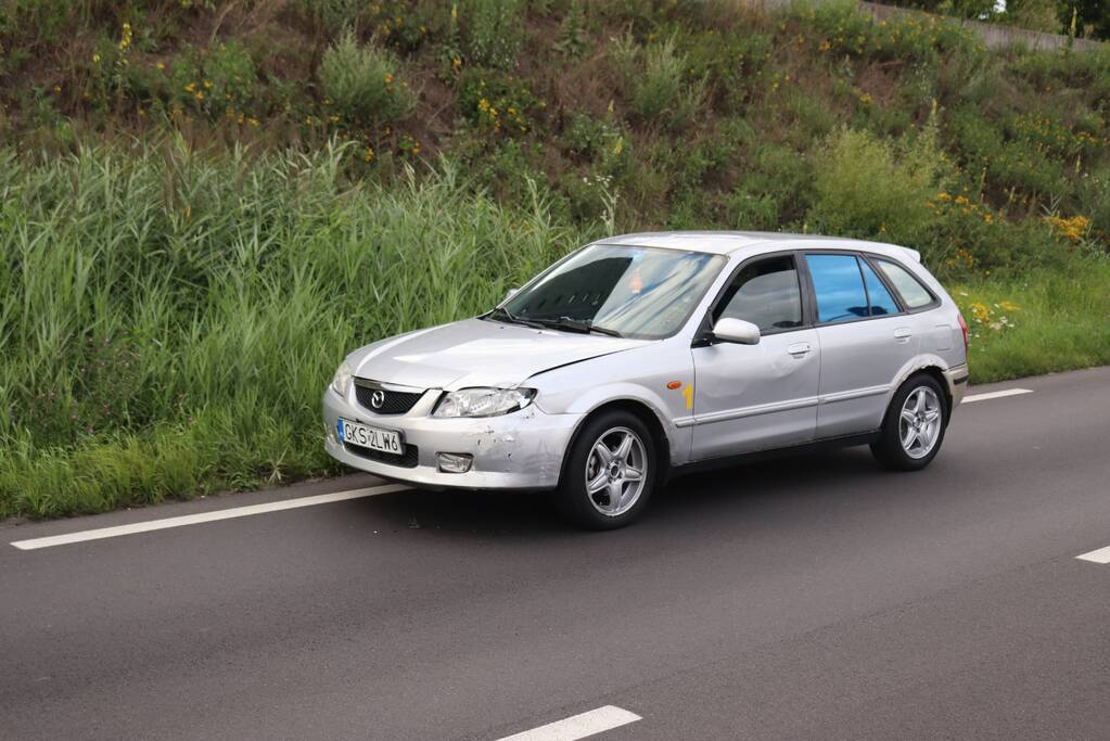 Auto vliegt over de kop en komt op zijn dak terecht