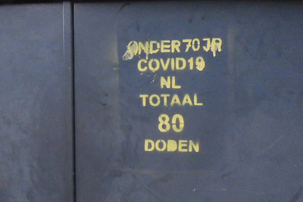 COVID19-overlijdensteksten op elektriciteitskasten geplaatst