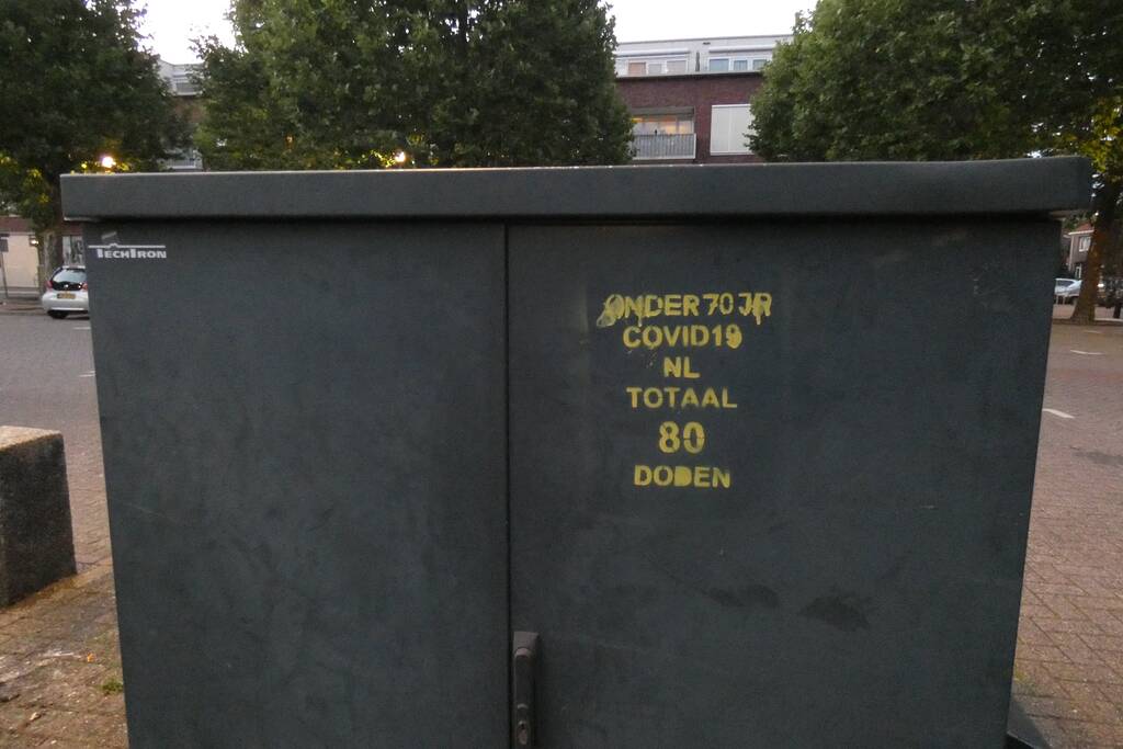 COVID19-overlijdensteksten op elektriciteitskasten geplaatst