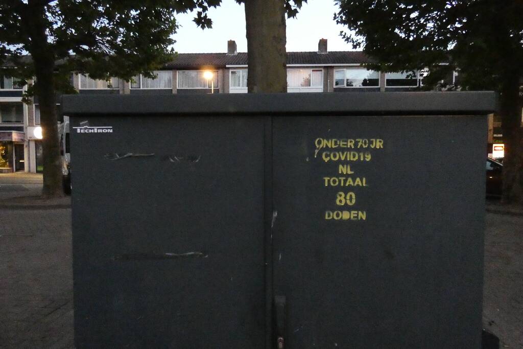 COVID19-overlijdensteksten op elektriciteitskasten geplaatst