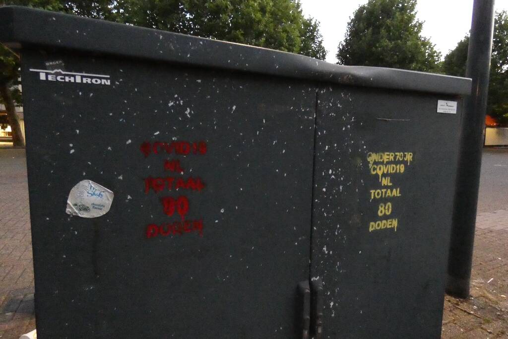 COVID19-overlijdensteksten op elektriciteitskasten geplaatst