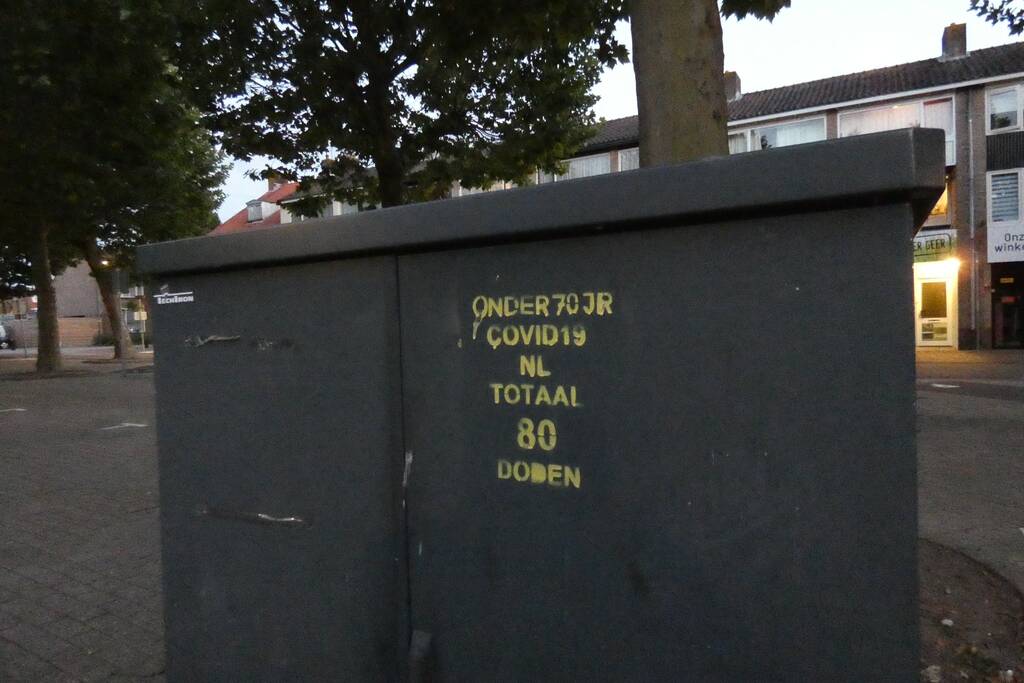 COVID19-overlijdensteksten op elektriciteitskasten geplaatst