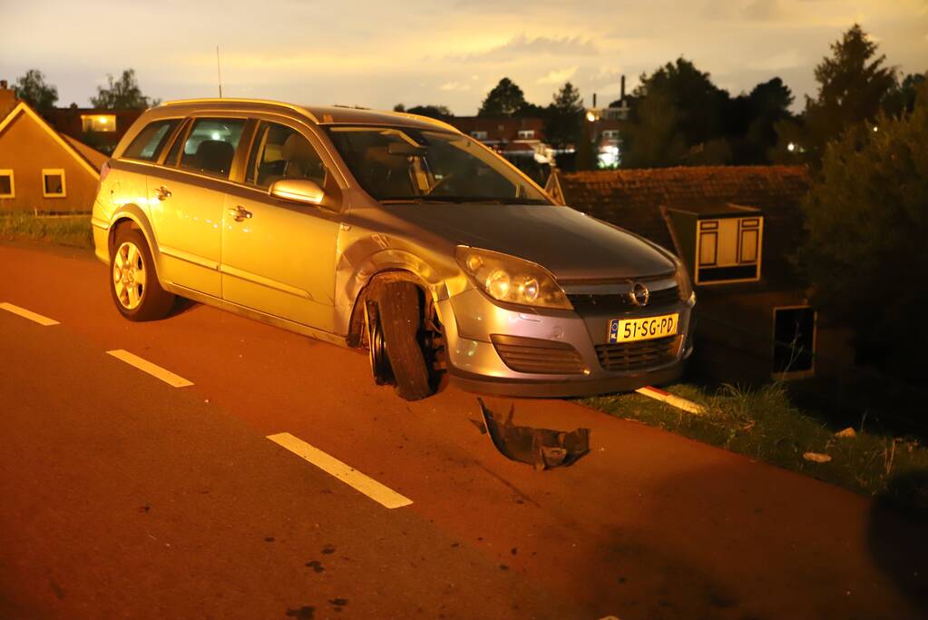 Auto schiet van dijk af na botsing
