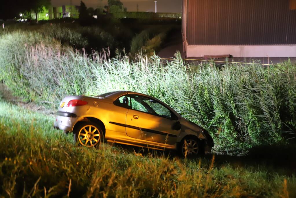 Auto schiet van dijk af na botsing