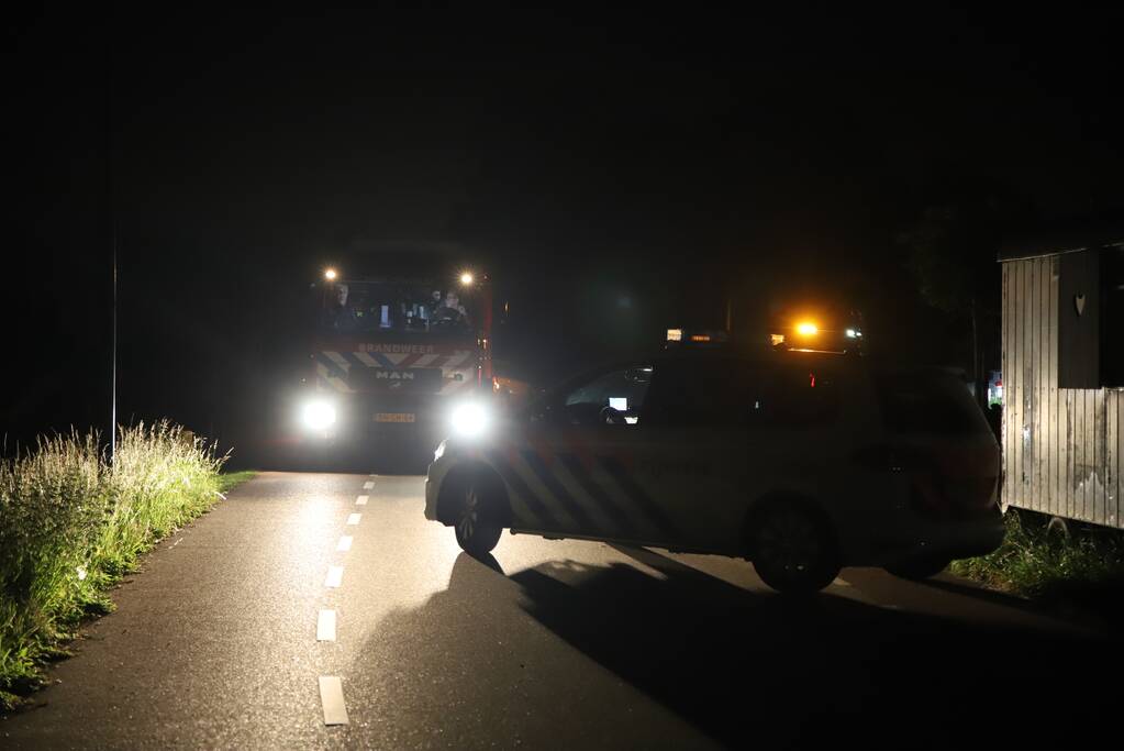 Auto schiet van dijk af na botsing