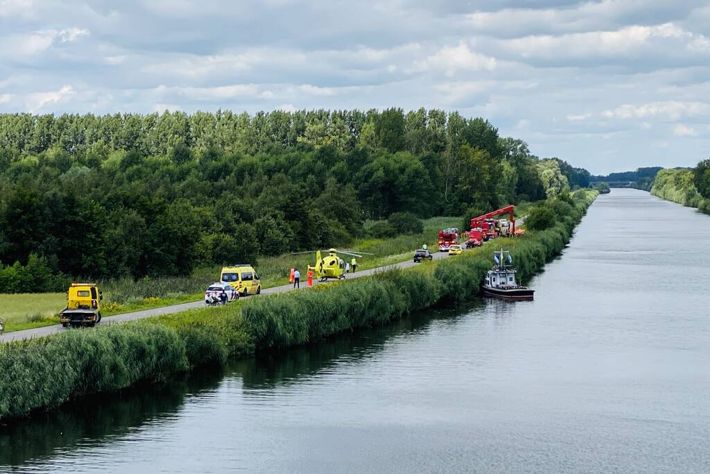 Auto raakt van de weg en belandt in sloot, bestuurder overleden