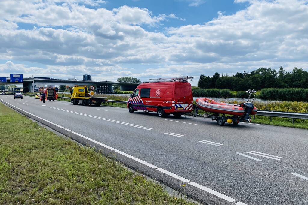 Auto raakt van de weg en belandt in sloot, bestuurder overleden