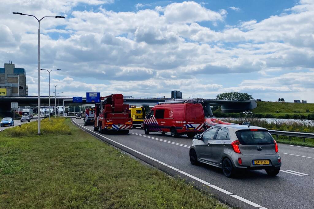 Auto raakt van de weg en belandt in sloot, bestuurder overleden