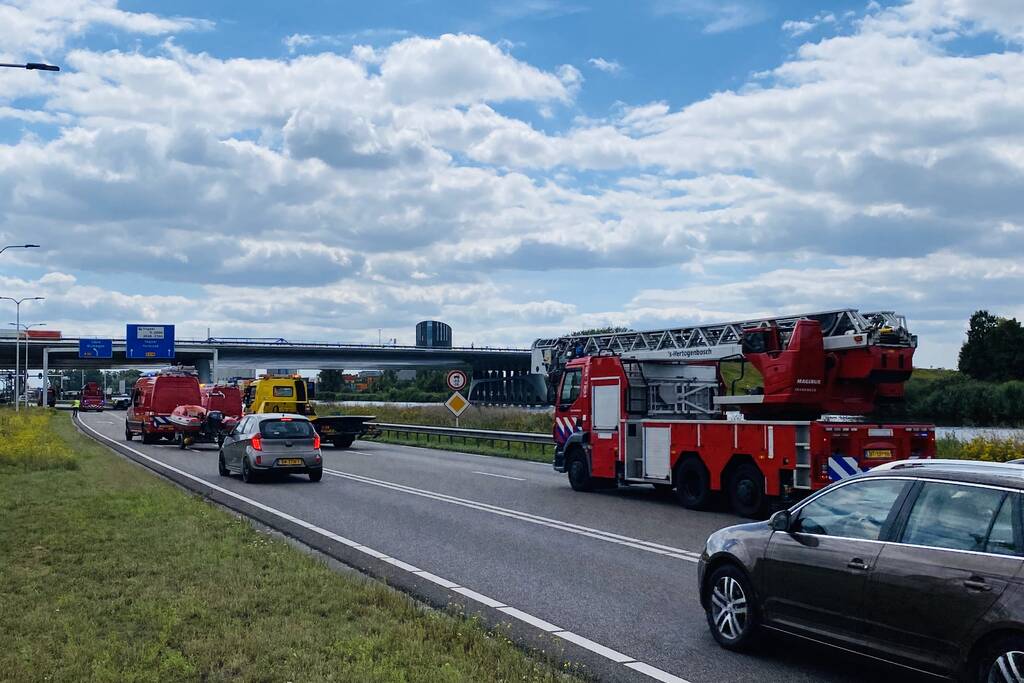 Auto raakt van de weg en belandt in sloot, bestuurder overleden