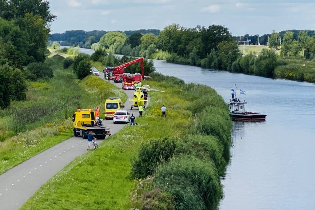 Auto raakt van de weg en belandt in sloot, bestuurder overleden