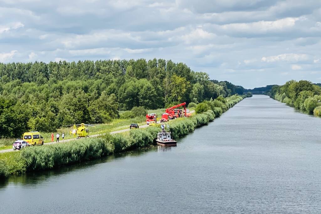 Auto raakt van de weg en belandt in sloot, bestuurder overleden