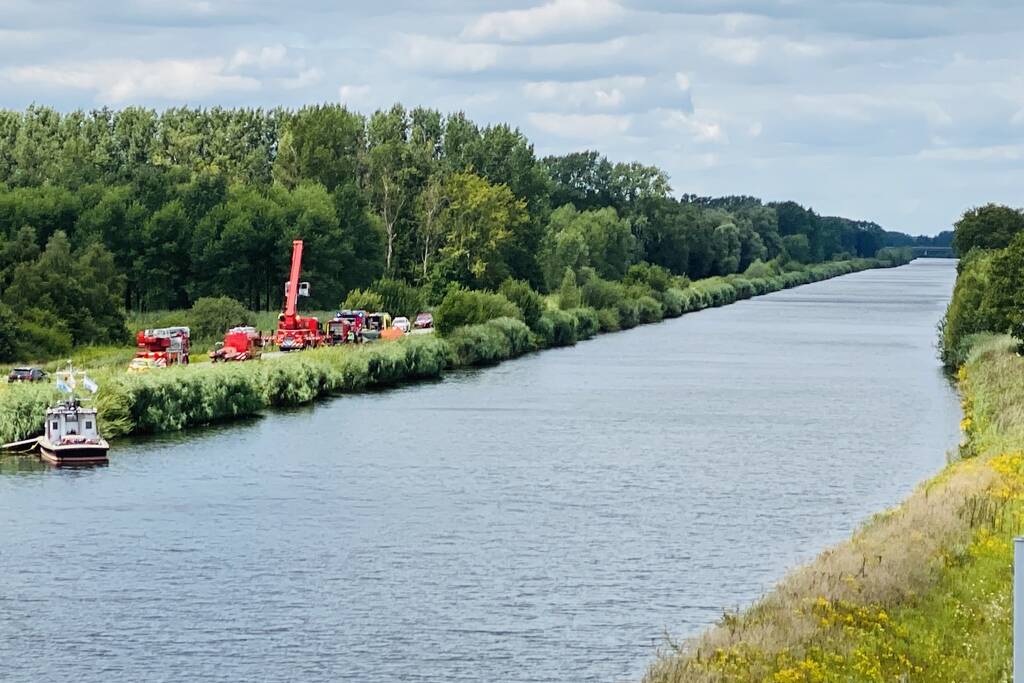 Auto raakt van de weg en belandt in sloot, bestuurder overleden