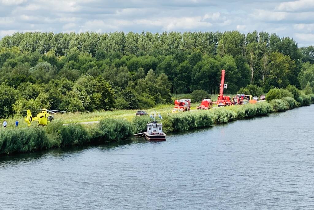 Auto raakt van de weg en belandt in sloot, bestuurder overleden