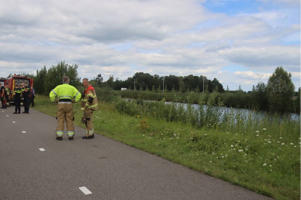 Auto raakt van de weg en belandt in sloot, bestuurder overleden