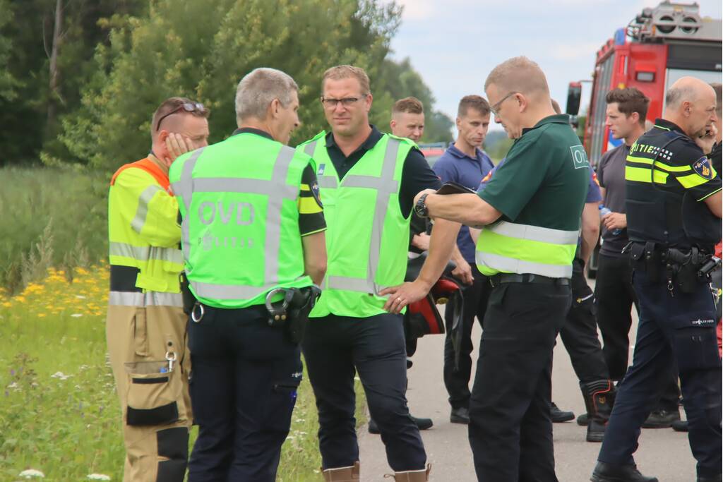 Auto raakt van de weg en belandt in sloot, bestuurder overleden