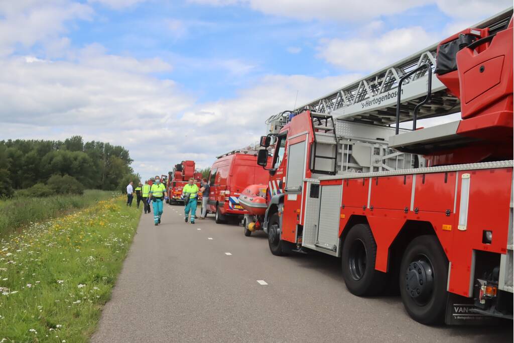 Auto raakt van de weg en belandt in sloot, bestuurder overleden