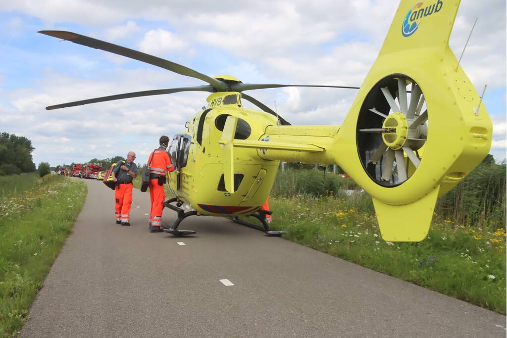 Auto raakt van de weg en belandt in sloot, bestuurder overleden