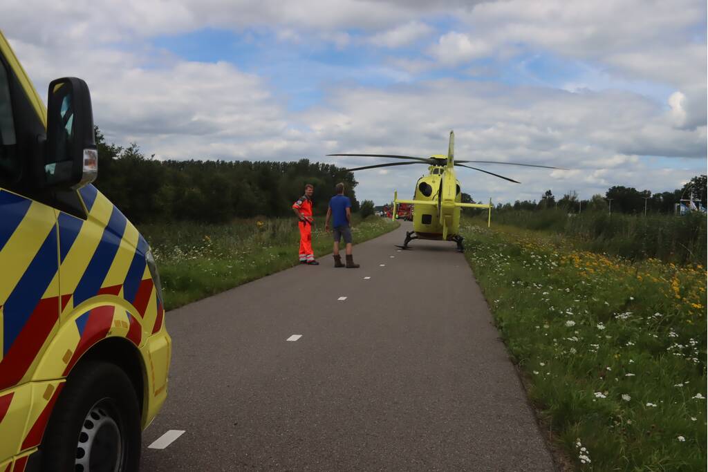 Auto raakt van de weg en belandt in sloot, bestuurder overleden