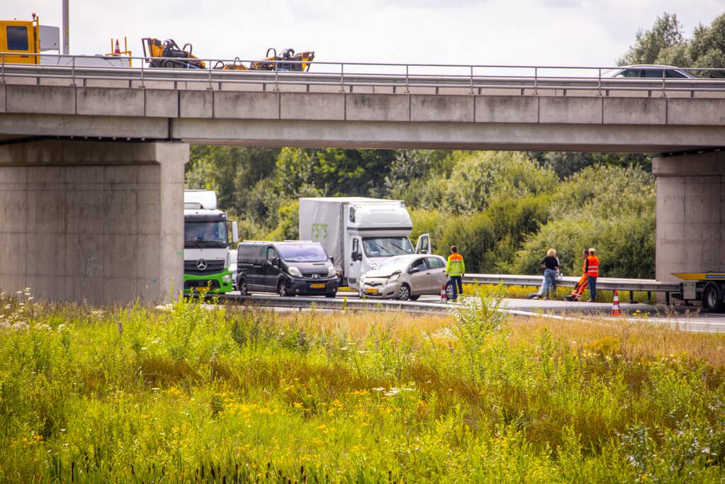 Rijstrook afgesloten door verkeersongeval op snelweg
