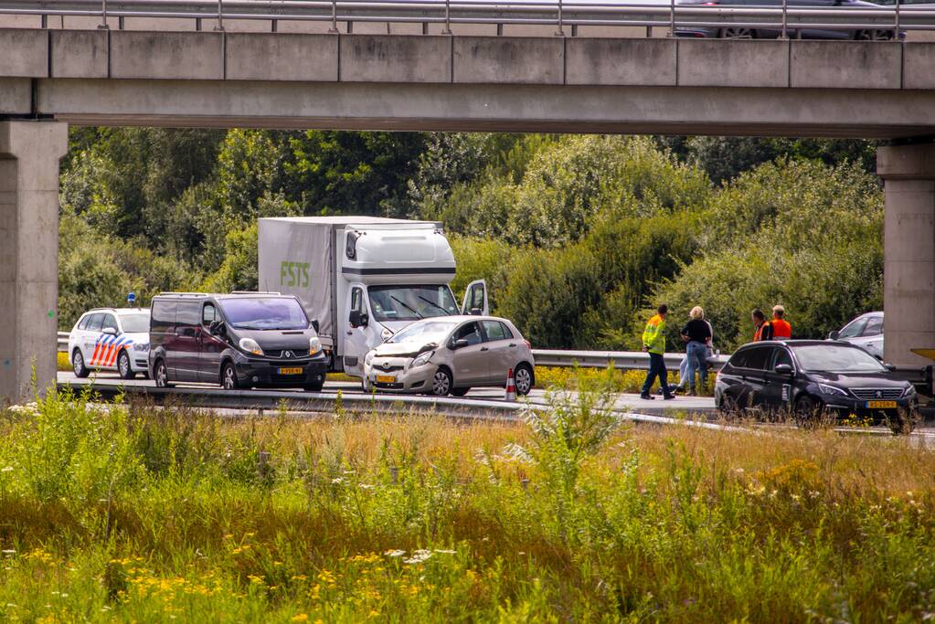 Rijstrook afgesloten door verkeersongeval op snelweg