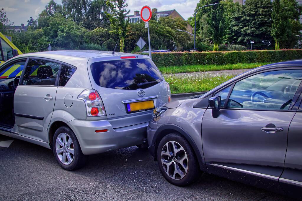 Kop-staartbotsing op kruispunt